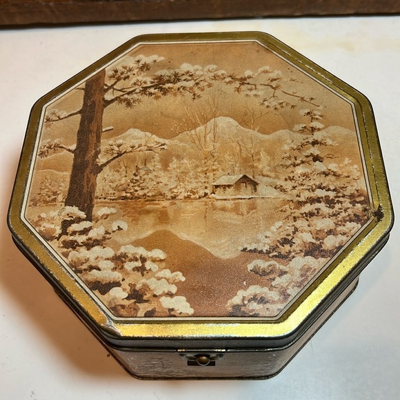 Vintage Nabisco Cookie Tin with snowy winter cabin scene 1930s-40s - Picture 1 of 12